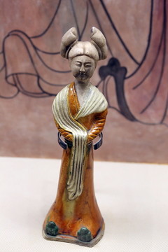 唐代釉彩女佣站立雕像