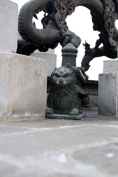 清代狮子形状的站角铜铜雕