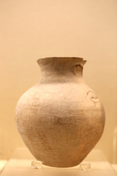 古代代白地陶罐正面