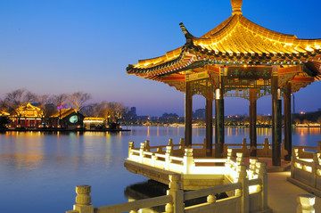济南大明湖夜景高清大图照片