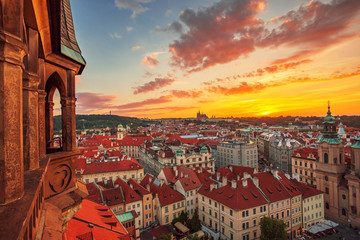 布拉格老城广场钟楼鸟瞰夕阳