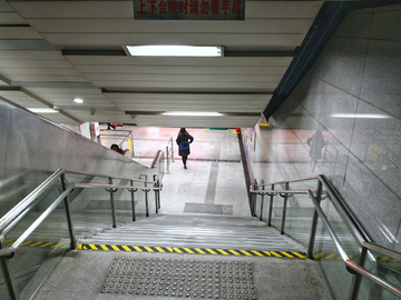 地铁站 台阶