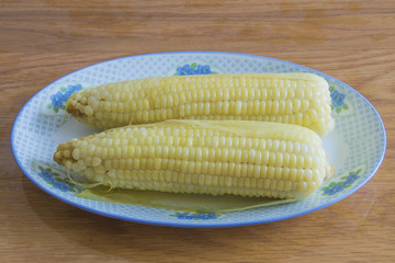 两穗烀熟的玉米棒子