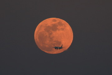 月亮和飞机合影