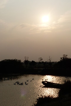 夕阳下湖泊