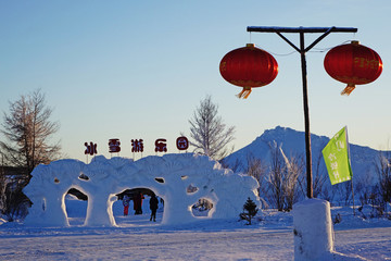 中国冷极村雪雕和红灯笼