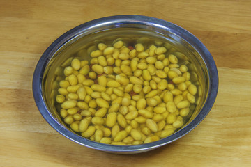 一盆水泡掺着红豆的黄豆