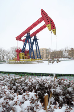 油田冬季风景 抽油机