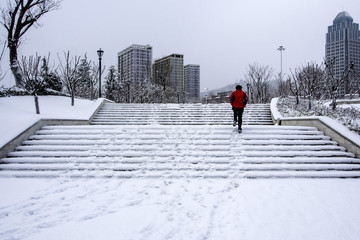 雪中一个人