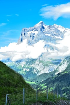 白云绕山峰