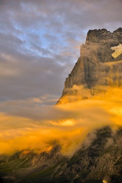 绝壁山峰