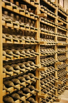 瓶装葡萄酒储藏架