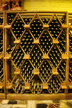 菱形分隔的葡葡萄酒酒架