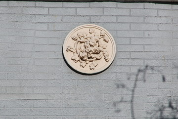 雕葡萄图案的灰色砖墙背景