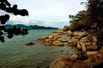 越南芽庄海边礁石