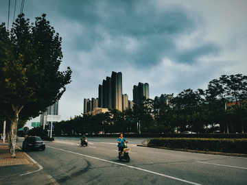 乌云密布的城市道路