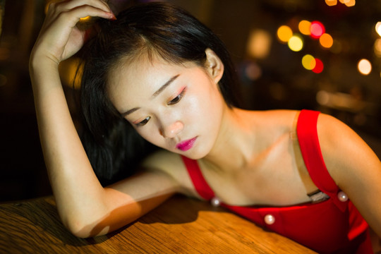 美女沉思