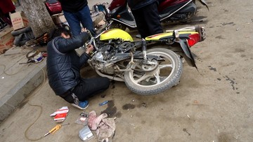 修理摩托车