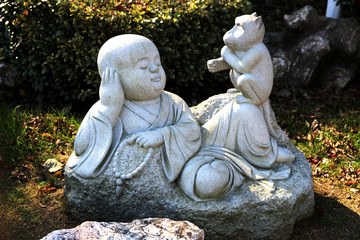 小和尚和猴子石雕像