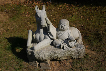 小沙弥和马雕塑
