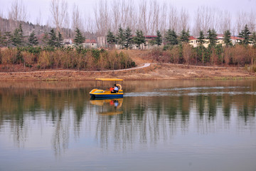 湖中划船