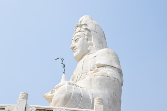 白玉观音菩萨雕像