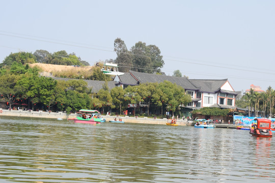 隐贤山庄湖面风光