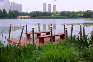 湖边钓鱼台  人工湖公园