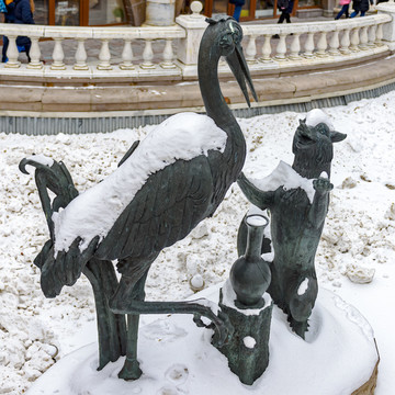 鹤与狐狸喷泉雕塑