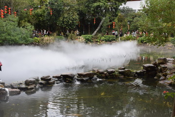 水汽弥漫的景区湖泊