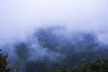 雨雾缭绕的山