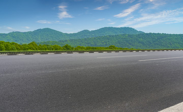 城市道路沥青路面和远山