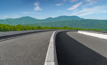 城市道路沥青路面和远山