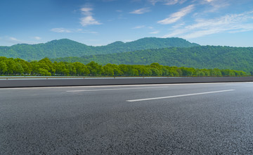 城市道路沥青路面和远山