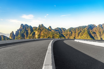 城市道路广场砖 和远山