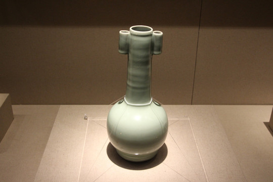 青瓷梅瓶