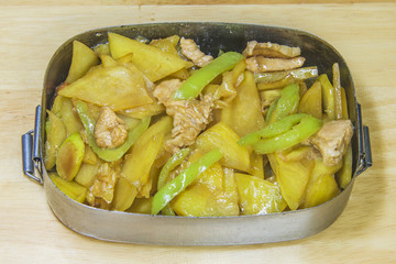 肉炒尖椒土豆片菜盒