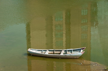 湖边小舟