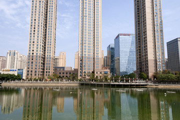 城市湖边高楼