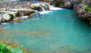 清泉 山泉水 河滩