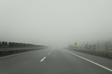 浓雾中的高速公路