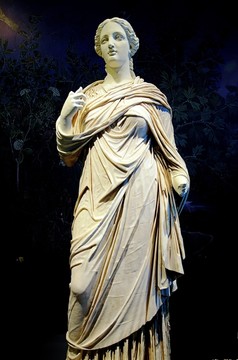 女性大理石雕像