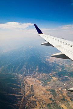 飞机上俯视崇山峻岭