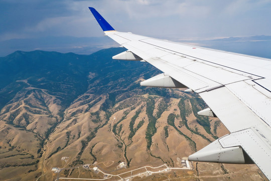 飞机机翼 空中旅行 飞越高山