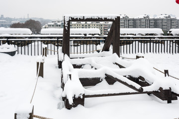 被雪覆盖的古代冷兵器