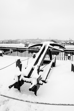 被雪覆盖的古代冷兵器