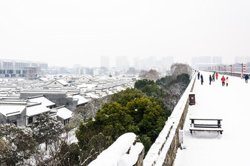 俯瞰雪后的老门东建筑群