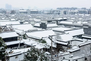 俯瞰雪后的老门东建筑群