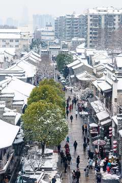 俯瞰雪后的老门东建筑群