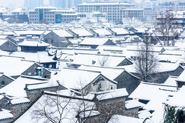 俯瞰雪后的老门东建筑群